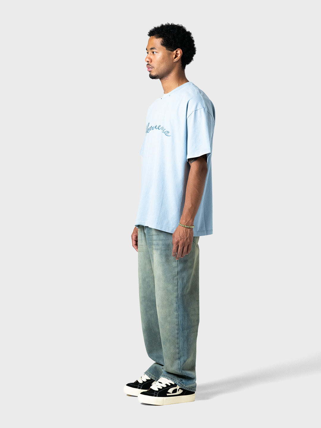 Lumi3re 3D Embroidery T-Shirt Baby Blue – model schuin vooraanzicht