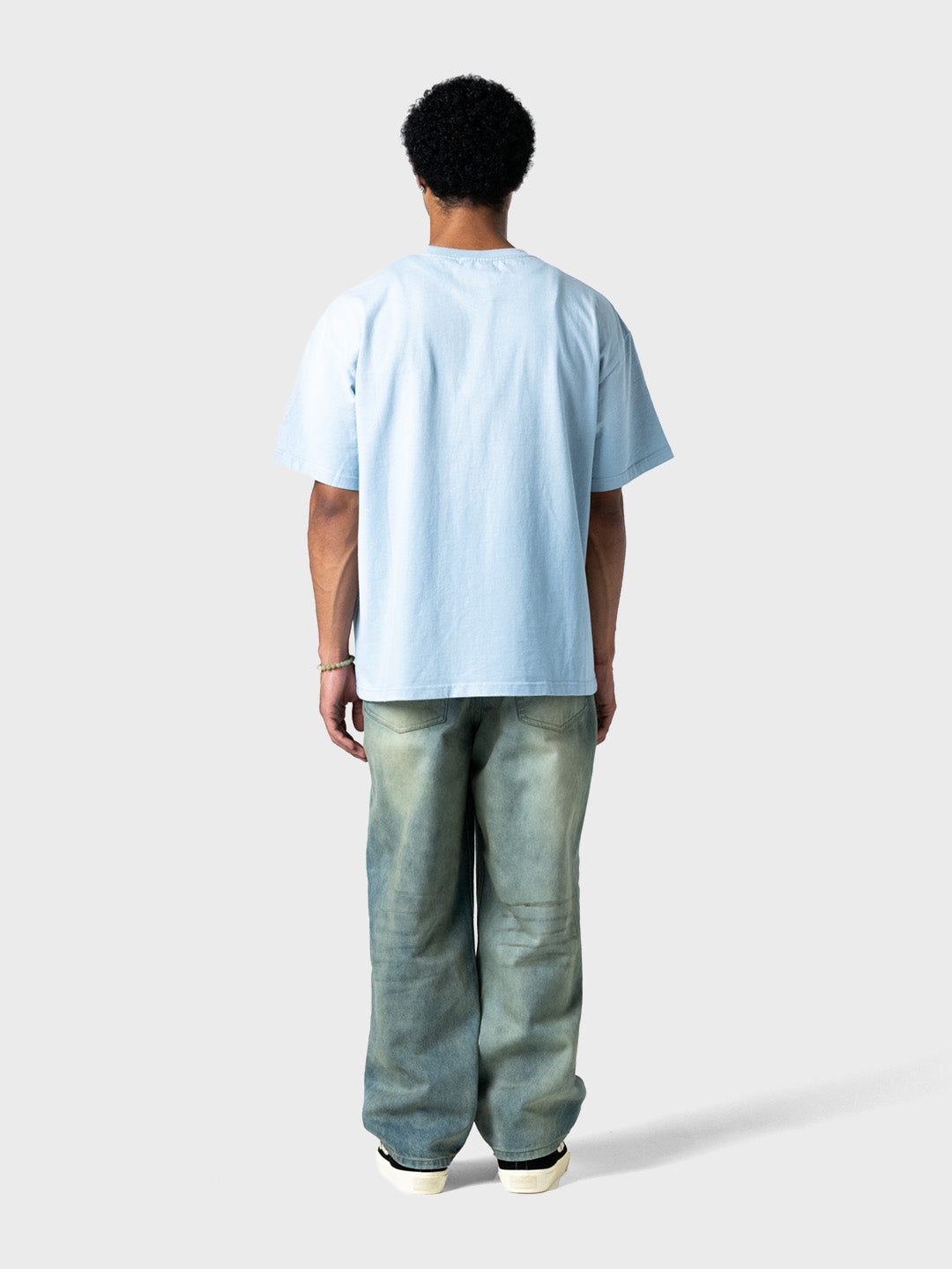 Model draagt Lumi3re 3D Embroidery T-Shirt Baby Blue – achterkant