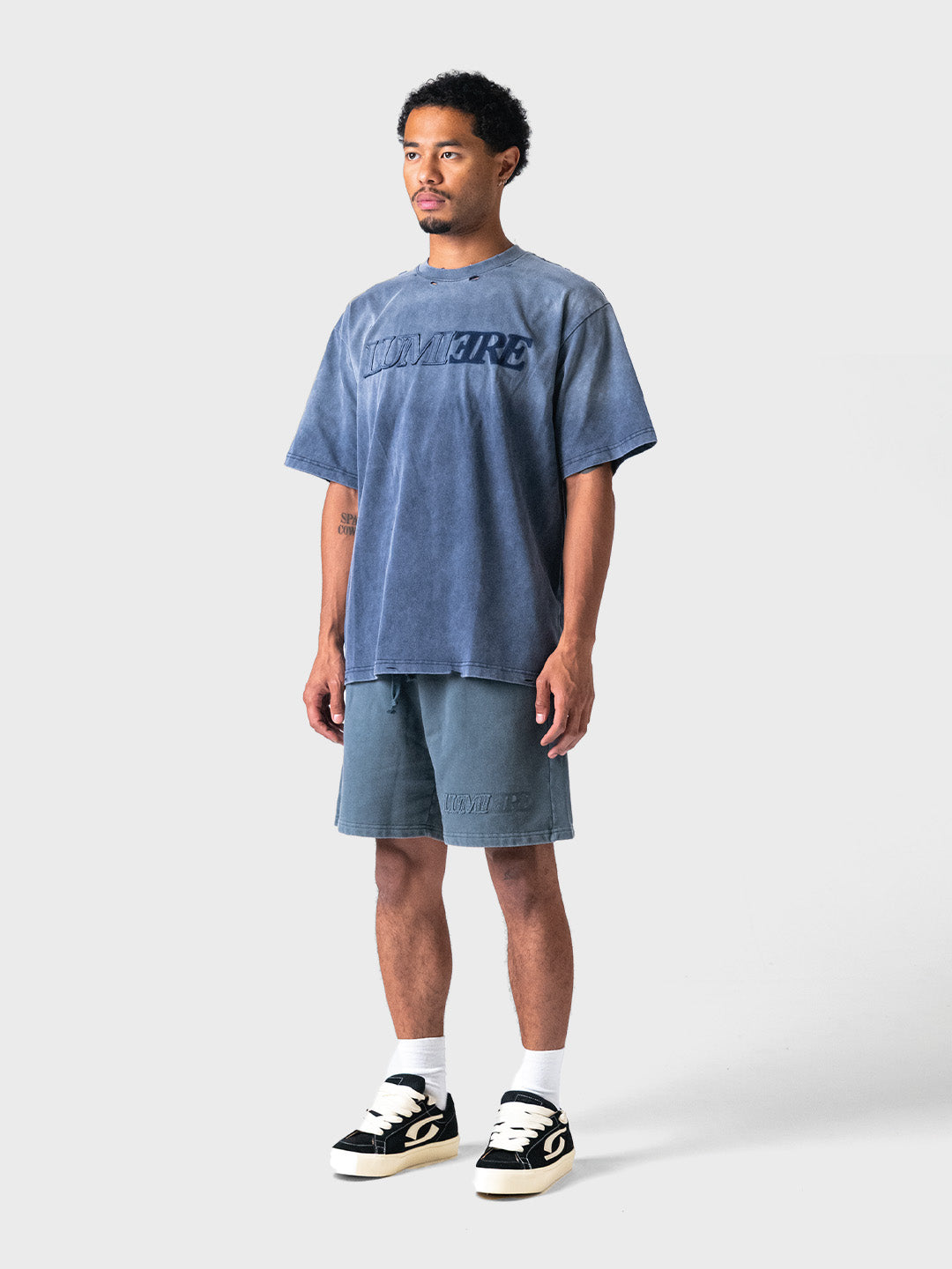 Complete set met Lumi3re t-shirt en shorts in blauw