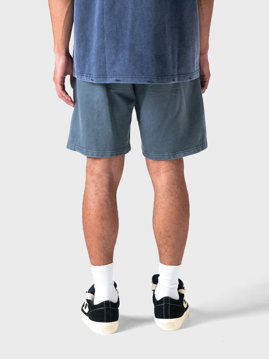 Achterzijde van de Lumi3re shorts in Washed Blue