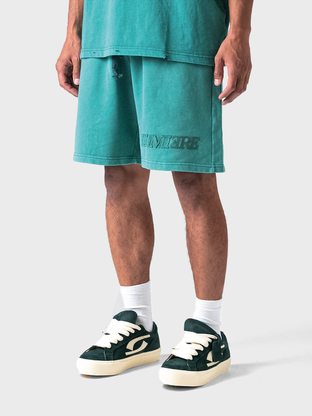 Model draagt Lumi3re shorts in Washed Green