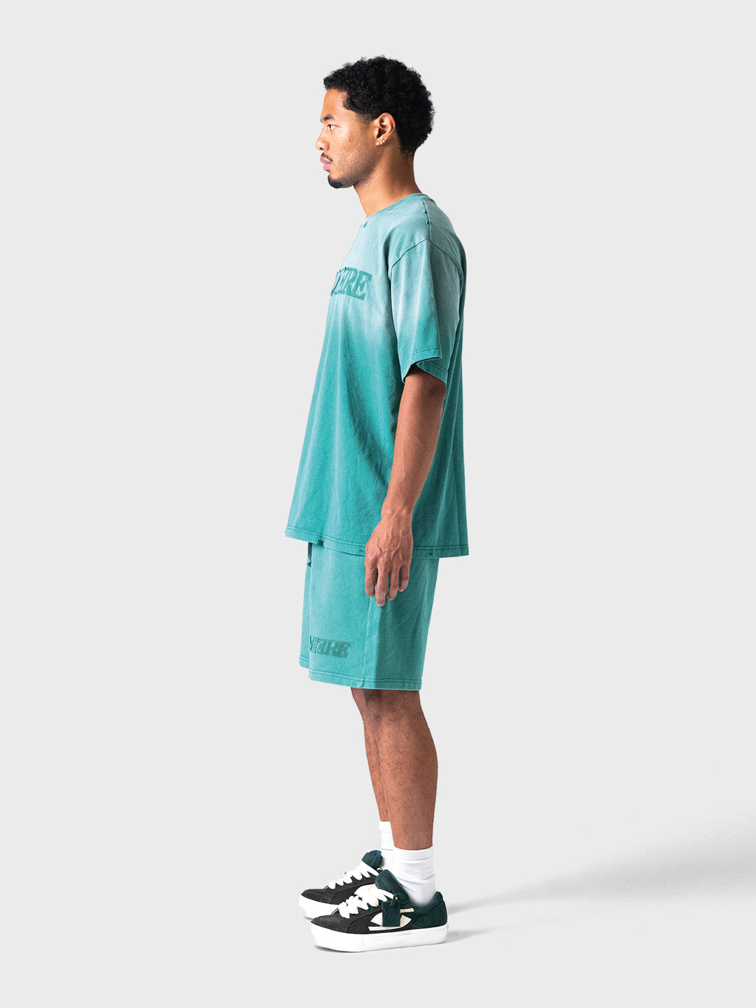 Volledige outfit met groene shorts en t-shirt