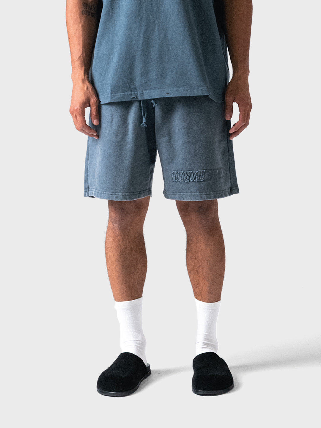 Model draagt Lumi3re shorts in Washed Grey