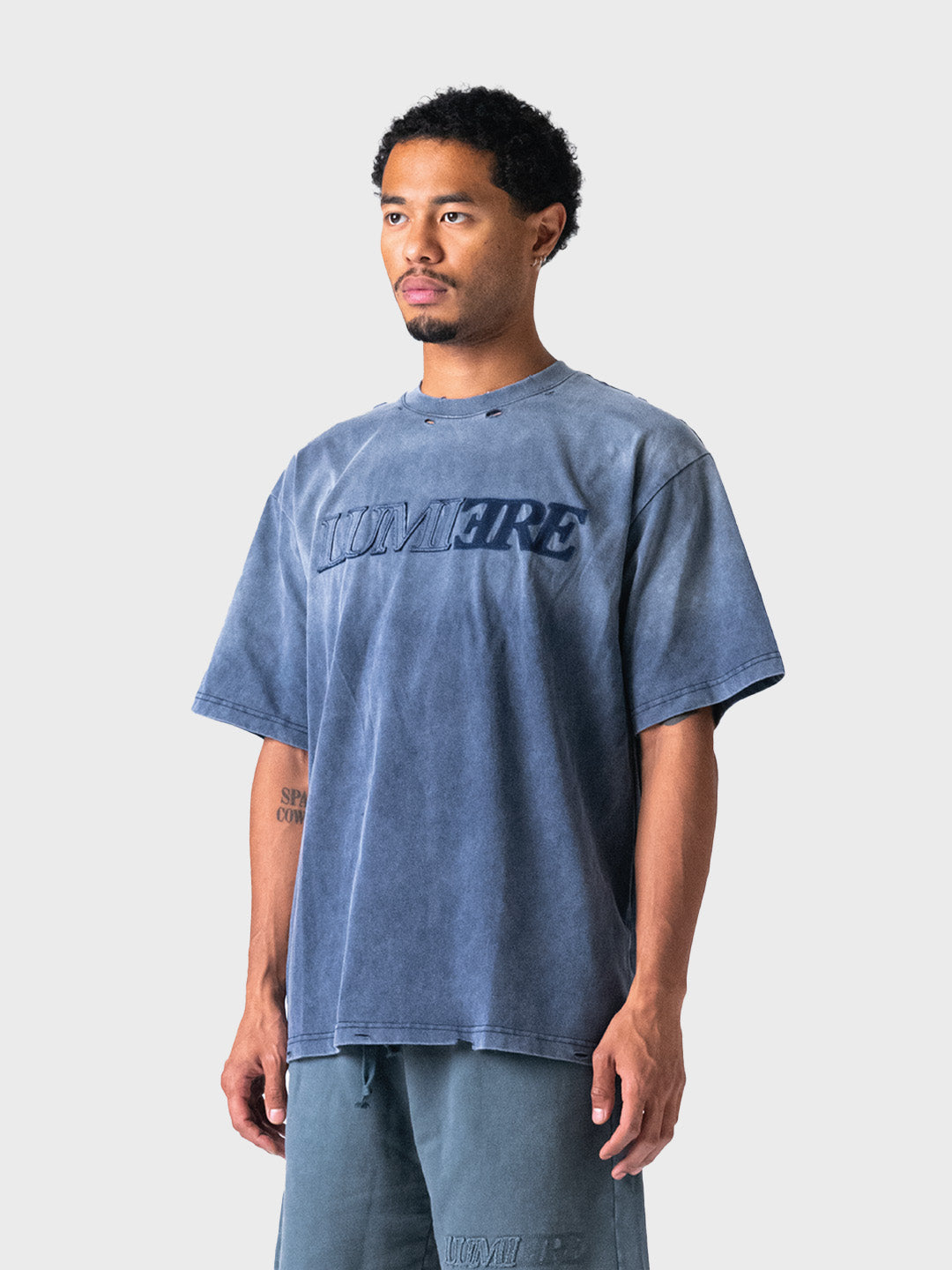 Close-up schuin vooraanzicht t-shirt in gewassen blauw