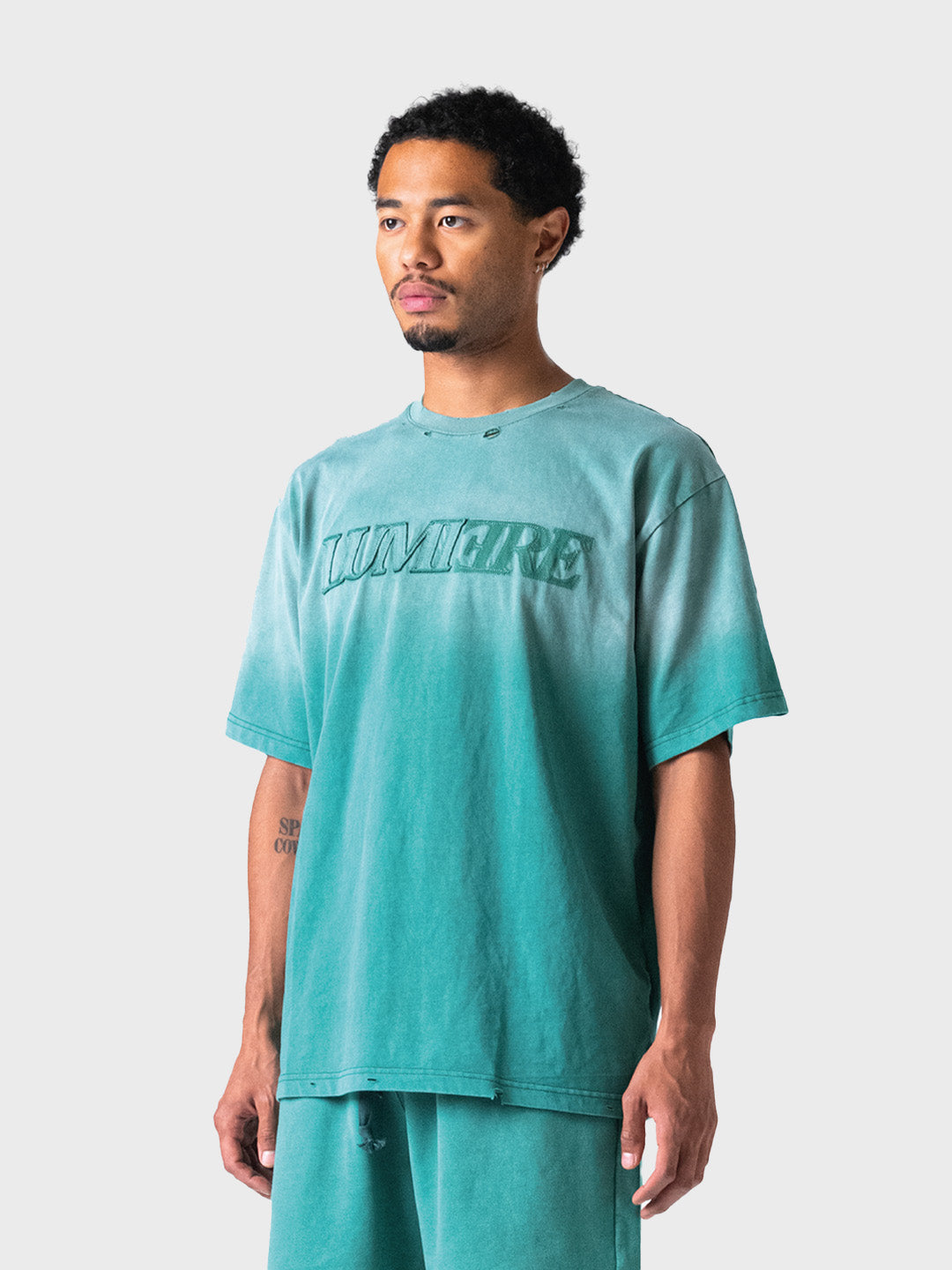 Schuin vooraanzicht van het shirt in gewassen groen
