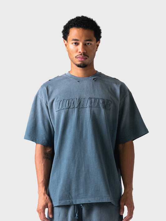 Model draagt Lumi3re Fade Logo T-Shirt in Washed Grey