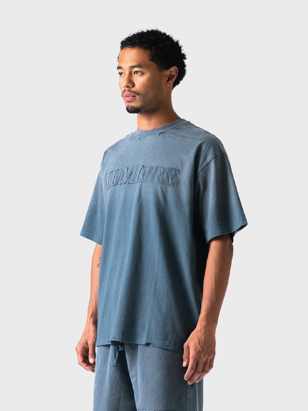 Schuin vooraanzicht van het shirt in gewassen grijs
