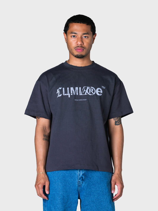 Model draagt Lumi3re Infectious T-Shirt in donkergrijs, voorkant