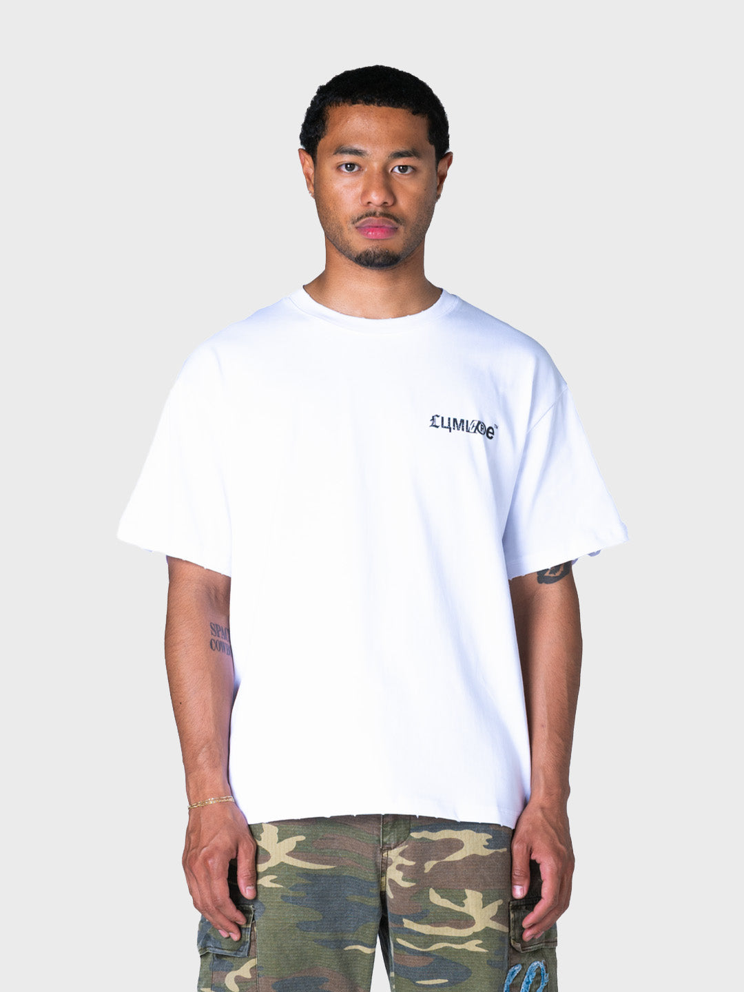 Model draagt witte Lumi3re Infectious T-Shirt, voorkant