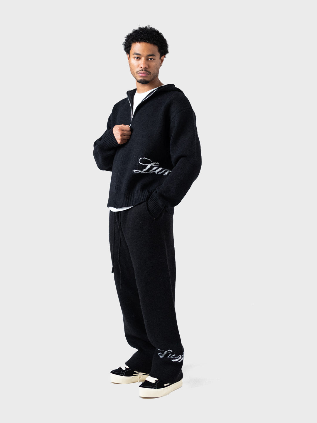 Model draagt Lumi3re Knitted Pants Black – full outfit