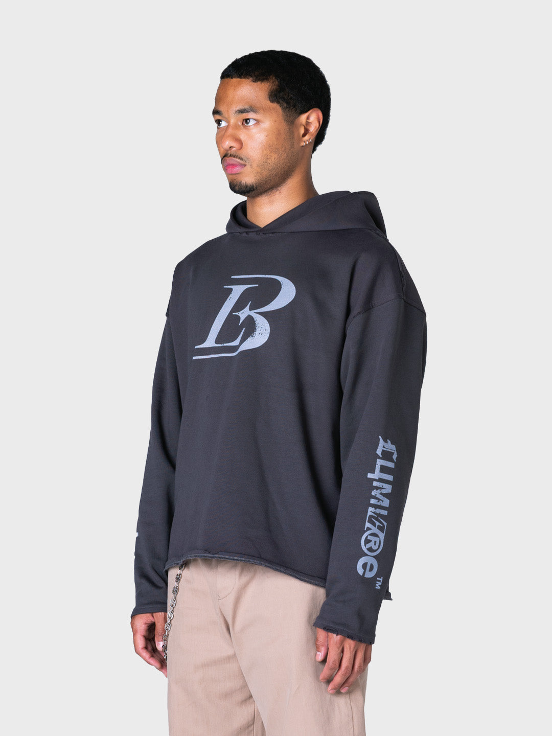 Model draagt Lumi3re hoodie met L3 graphic, schuin vooraanzicht