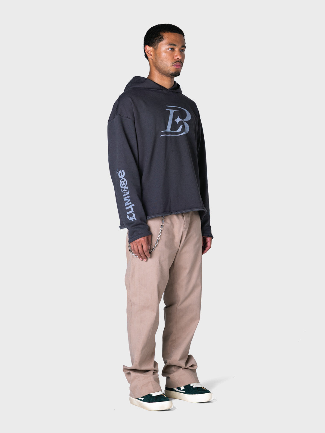 Full outfit met Lumi3re L3 Crest Hoodie en beige pantalon