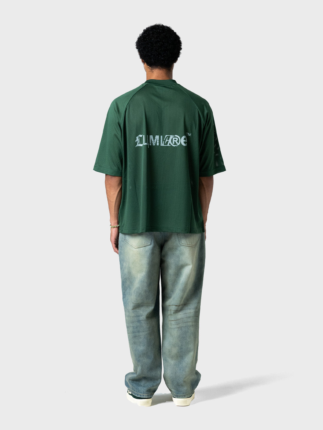 Lumi3re Mesh 33 T-Shirt Green – model achterkant met Lumi3re™ logo