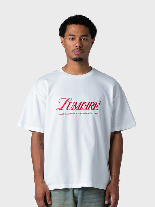 Model draagt Lumi3re Sky T-Shirt White vooraanzicht