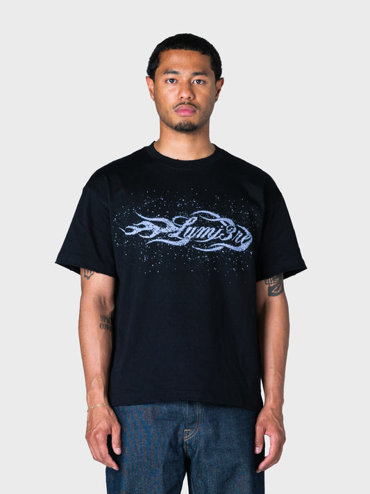 Model draagt zwart Lumi3re T-shirt met flames graphic, voorkant