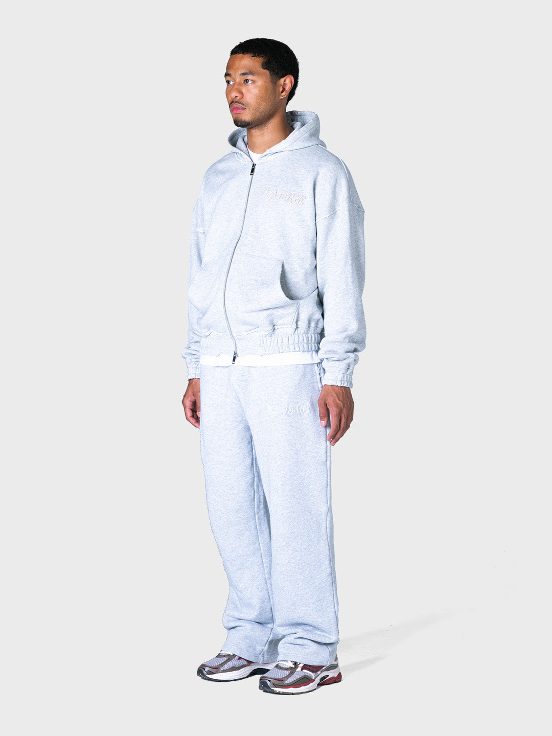 Full outfit met Lumi3re hoodie en sweatpants, streetwear look