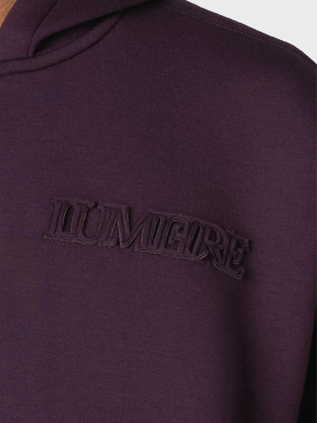 Close-up geborduurd Lumi3re logo op bordeaux hoodie