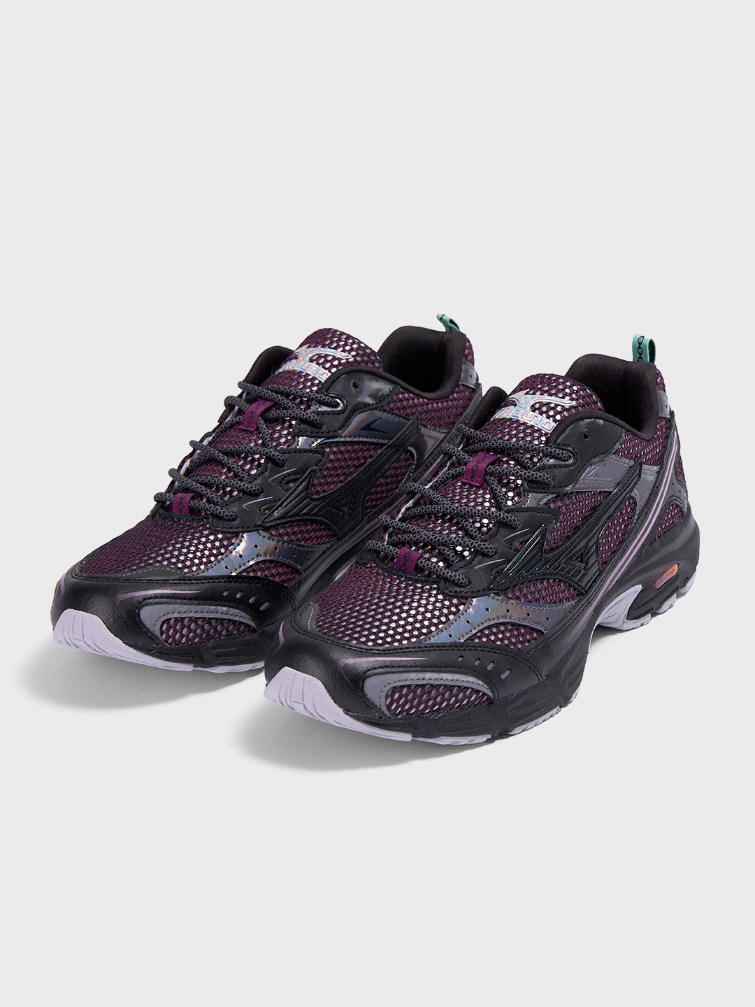 Schuin vooraanzicht Mizuno MXR ‘Space Light’ Black