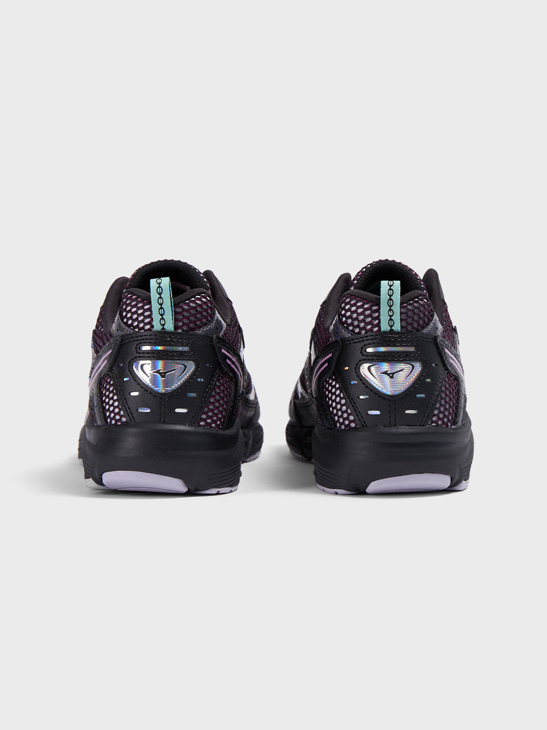 Achteraanzicht Mizuno MXR ‘Space Light’ Black hiel en branding