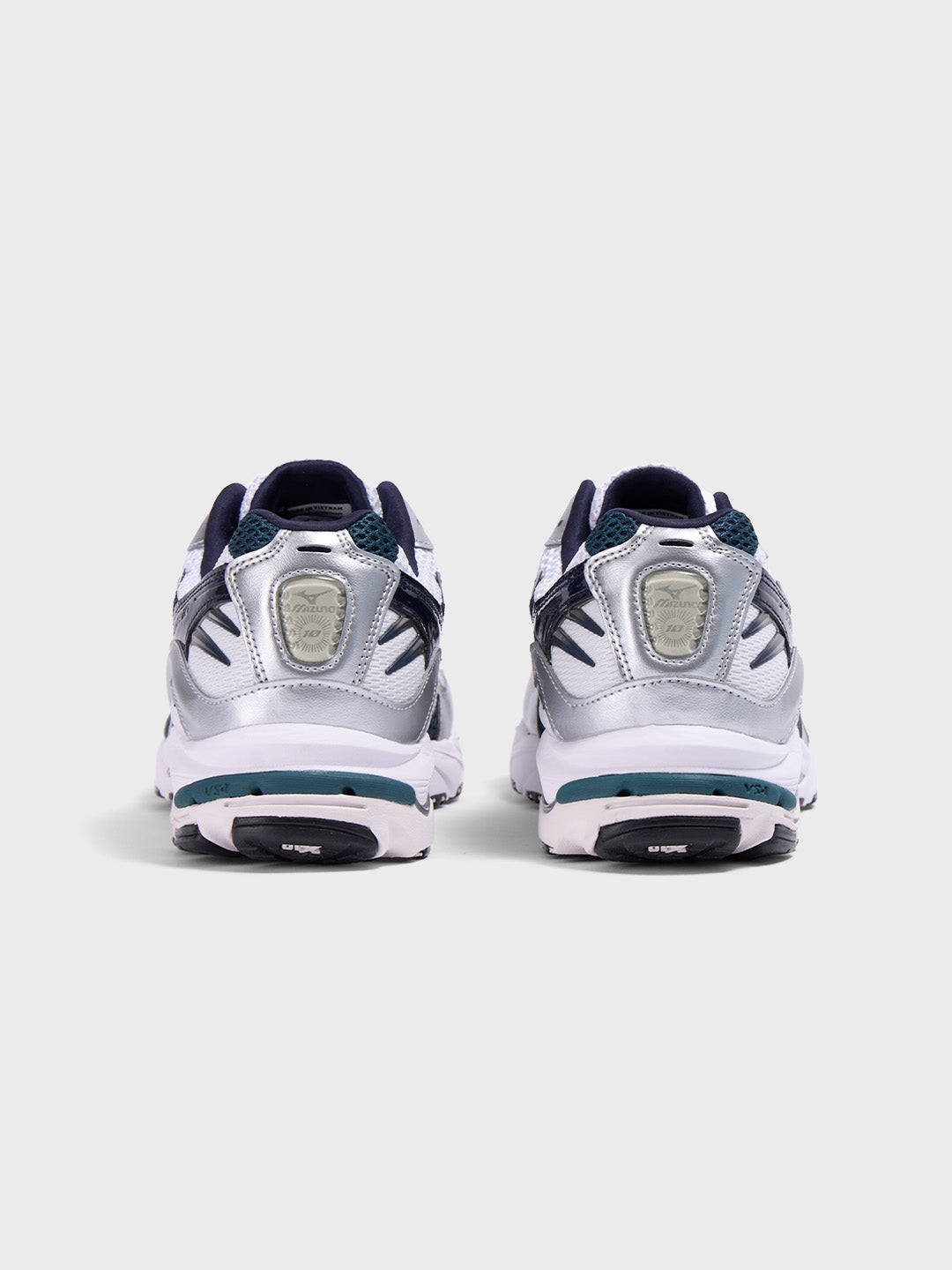 Mizuno Wave Rider 10 White/Deep Teal sneakers achteraanzicht met Mizuno branding