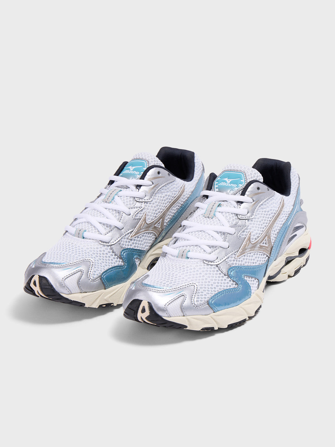 Schuin vooraanzicht van het paar Mizuno Wave Rider 10 sneakers