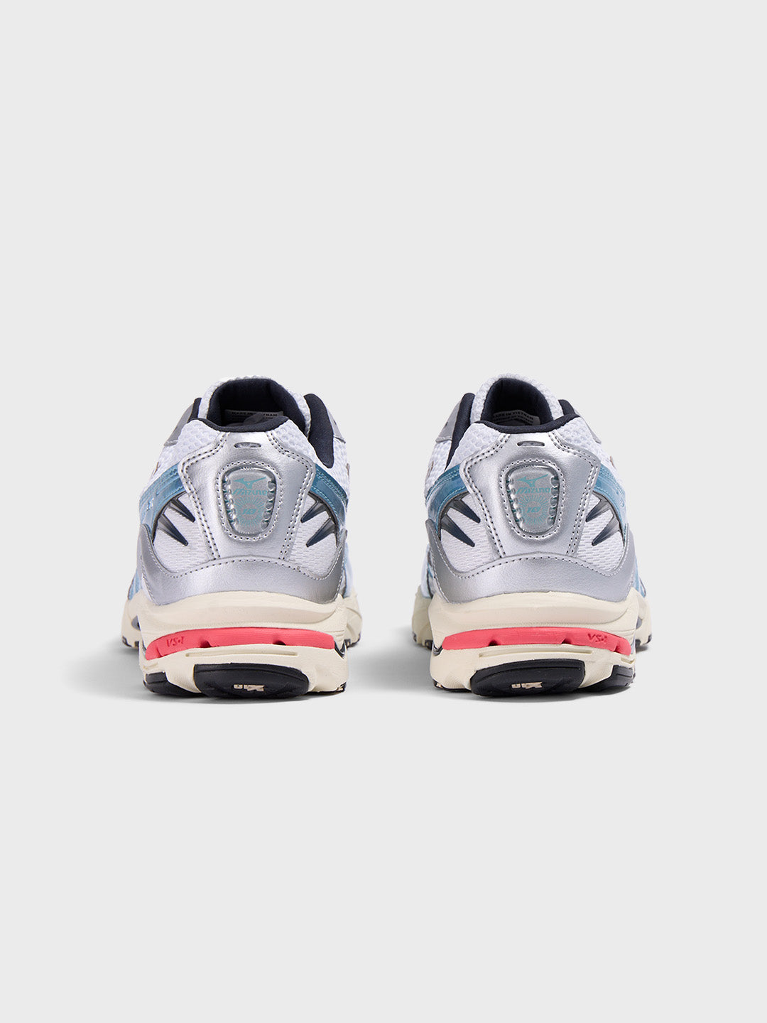 Achteraanzicht van de Mizuno Wave Rider 10 sneakers in wit/lichtblauw
