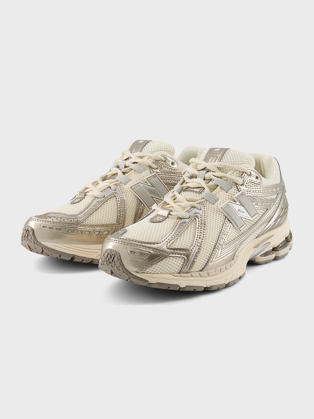 New Balance 1906 Arid Stone sneakers – U1906RCN - paar schuin voor