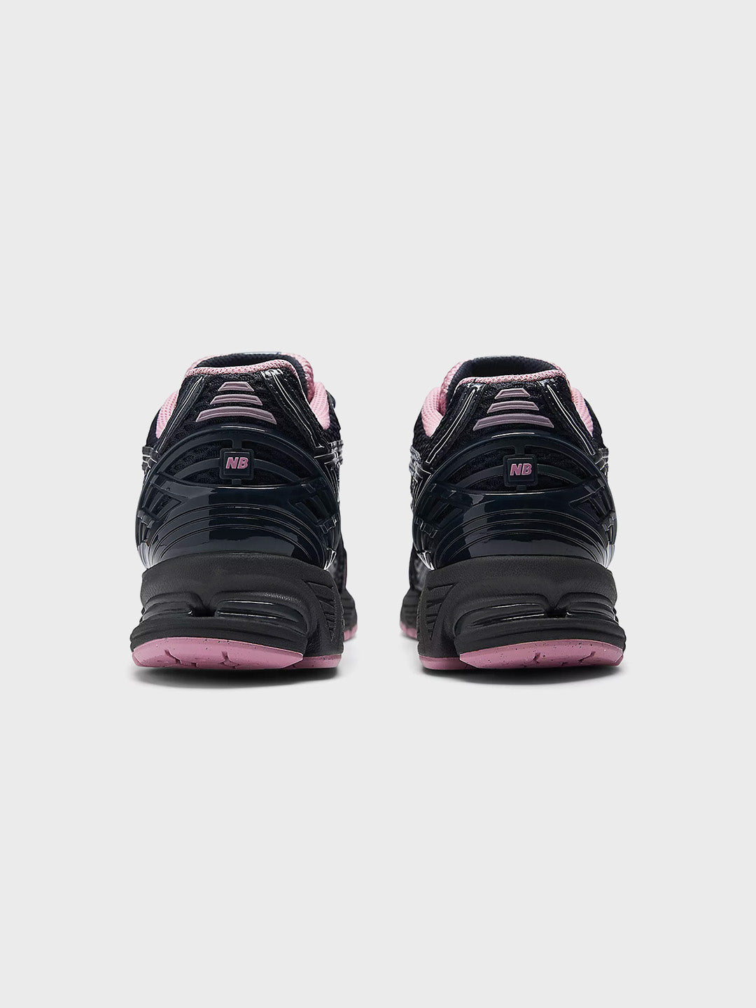 achterkant van de New Balance 1906 sneakers in Eclipse Pink Taffy