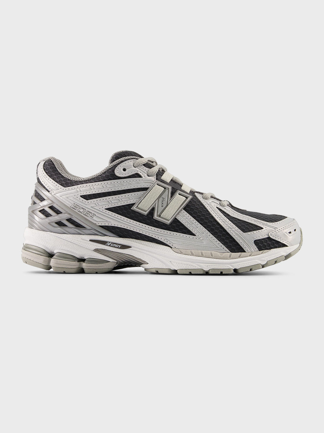 Zijaanzicht van de New Balance 1906 in lichtgrijs en donkergrijs mesh