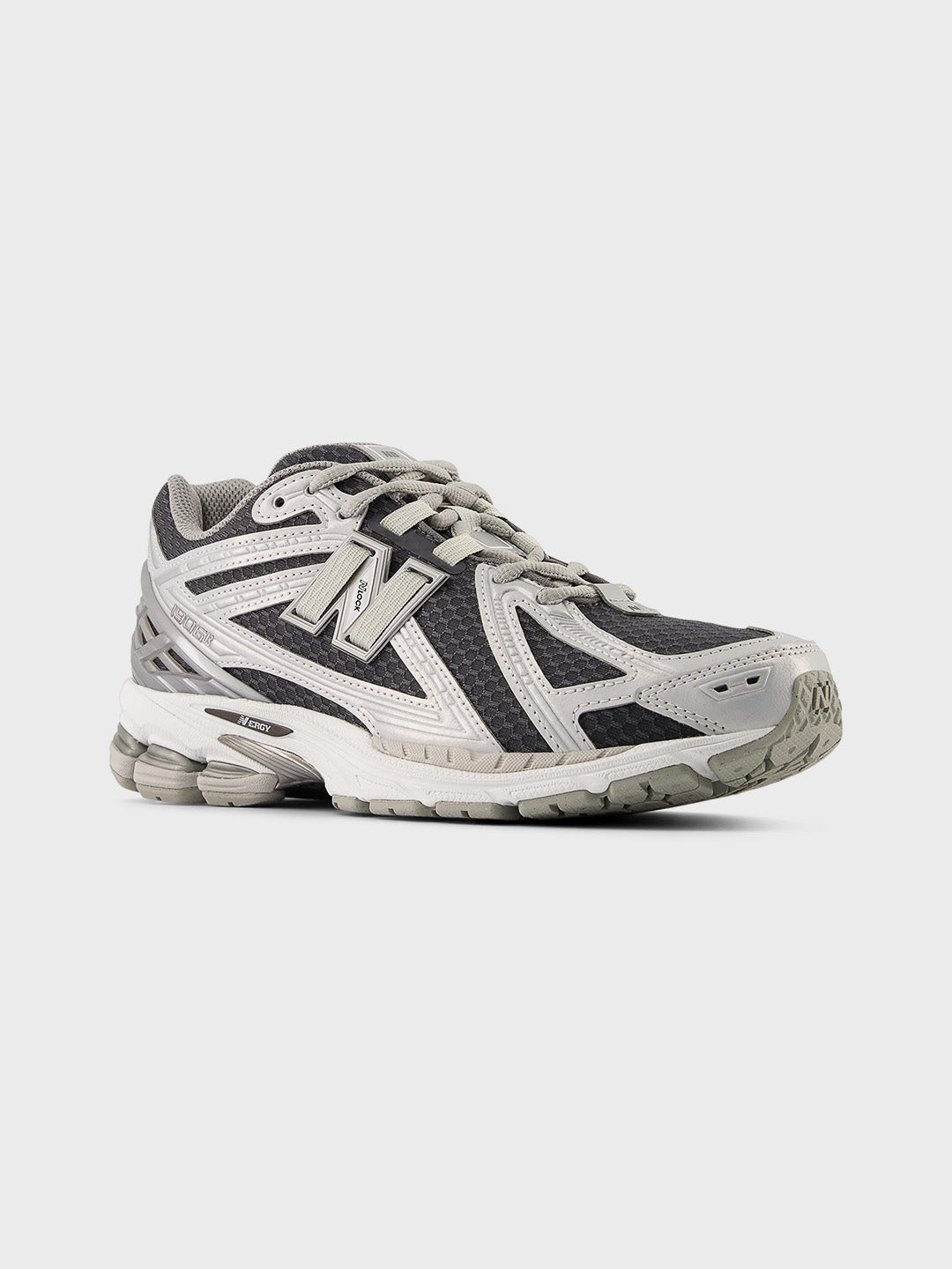 Schuin vooraanzicht van de NB 1906 Light Grey/Castlerock sneaker