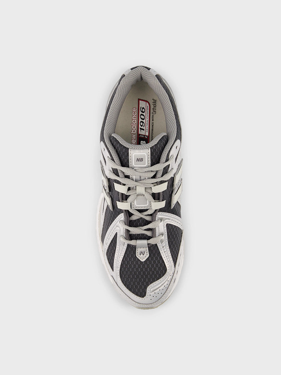 Bovenaanzicht van de New Balance 1906 met lichtgrijze overlays