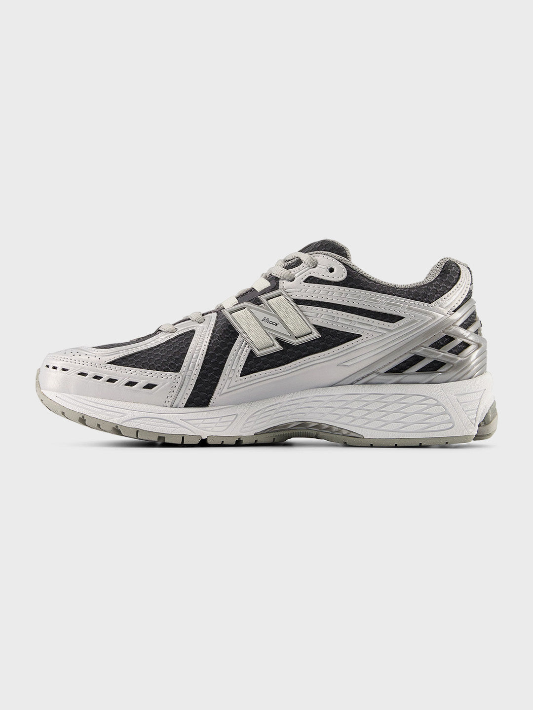 Binnenkant van de 1906 sneaker met ademend donkergrijs mesh