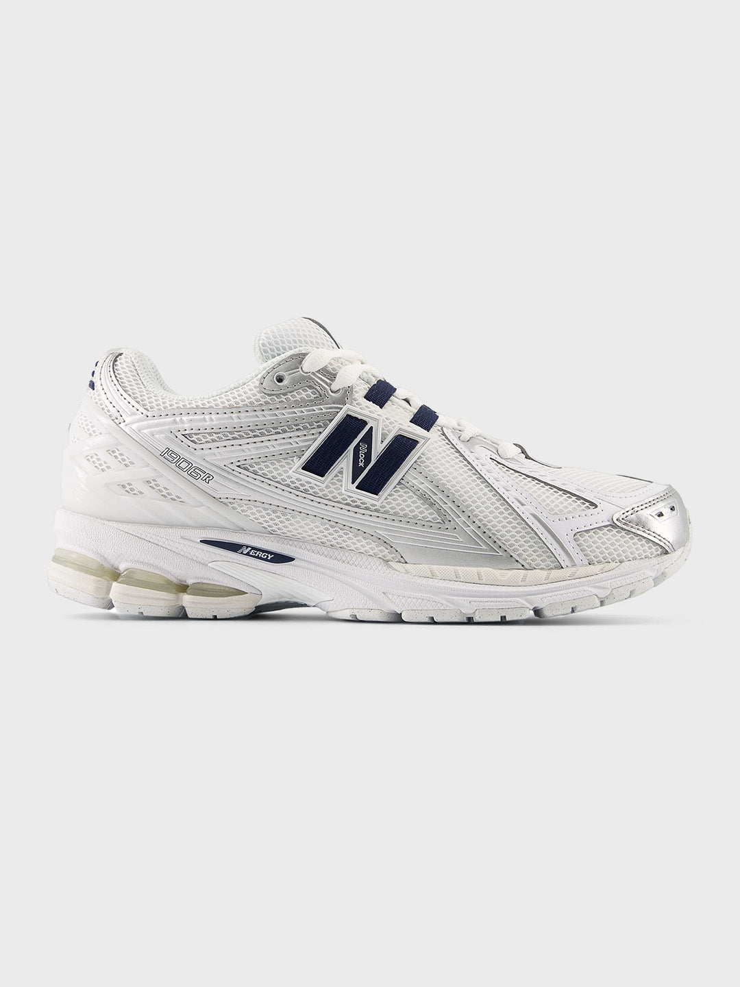 Zijaanzicht van de New Balance 1906 Sneakers in White/NB Navy