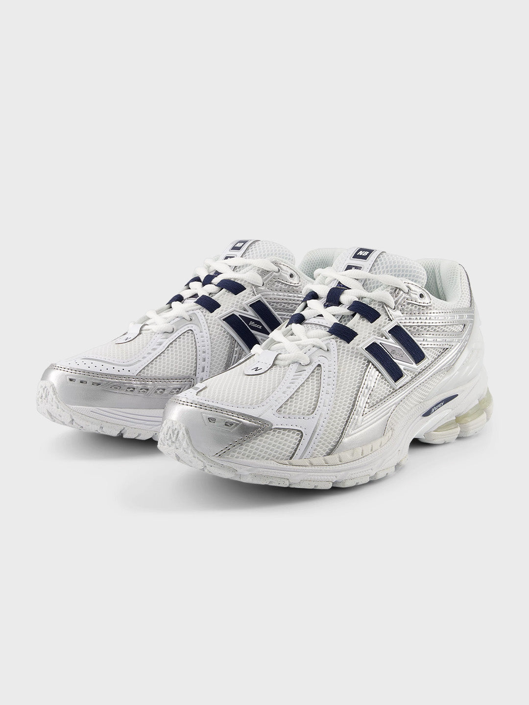 Schuin vooraanzicht van de New Balance 1906 Sneakers