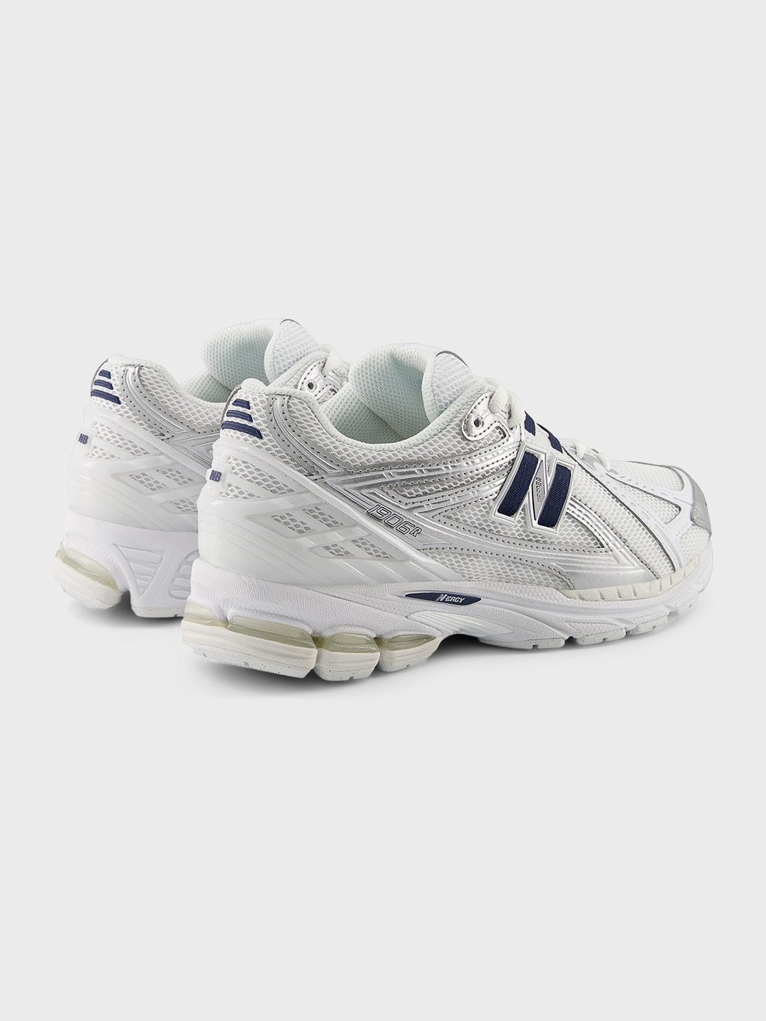 Schuin achteraanzicht van de New Balance U1906RCM sneakers