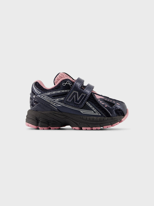 Zijaanzicht van de New Balance 1906 (TD) kindersneaker in Eclipse/Pink Taffy