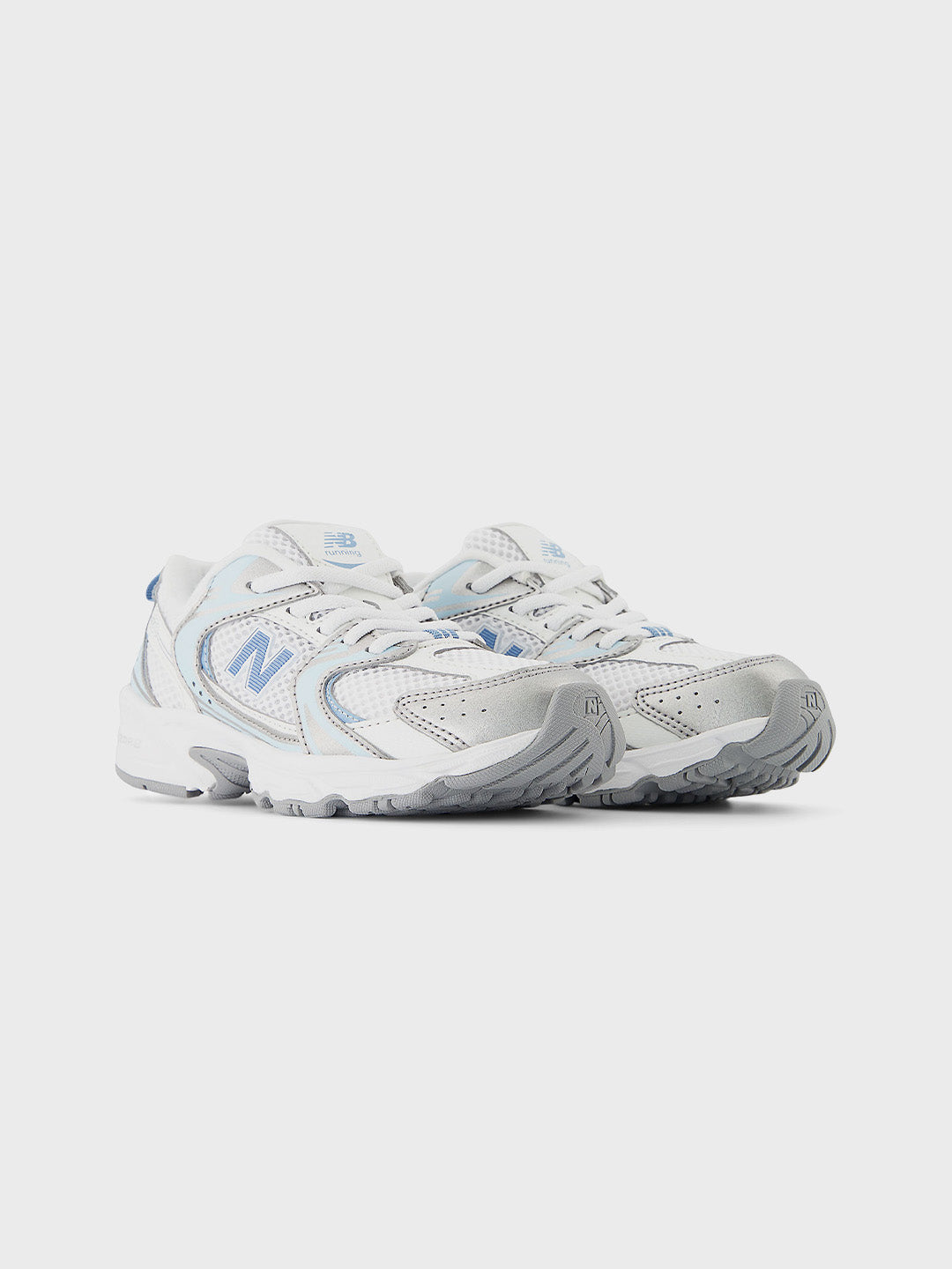 Schuin vooraanzicht van de NB 530 kids sneakers in White/Light Blue