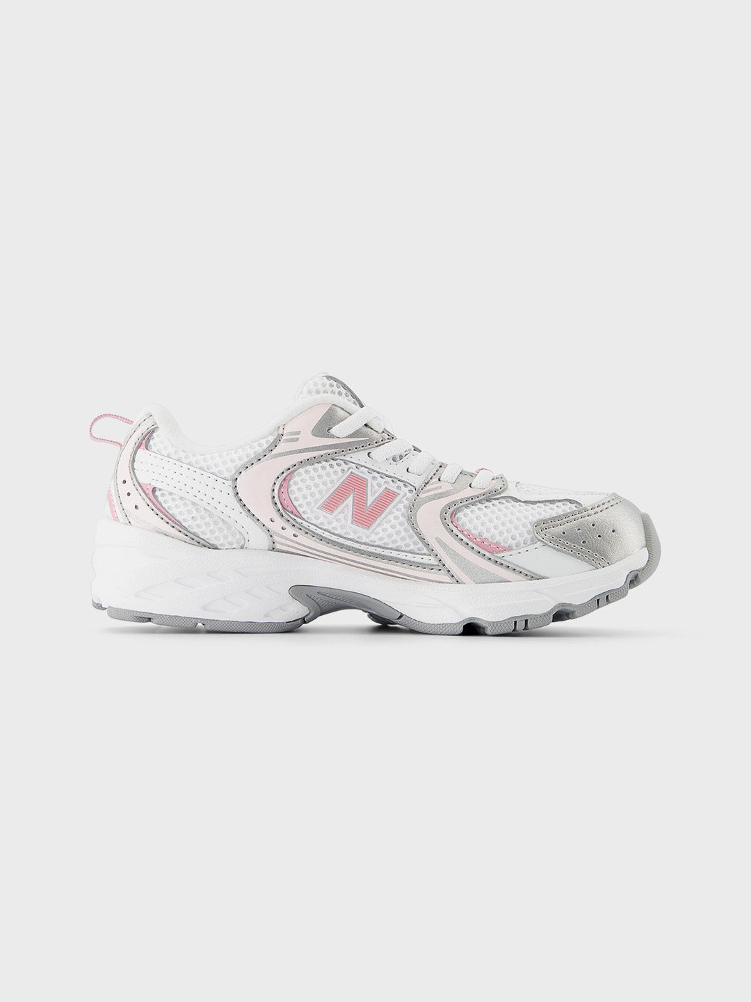 Zijaanzicht van de New Balance 530 kindersneaker in wit met roze accenten