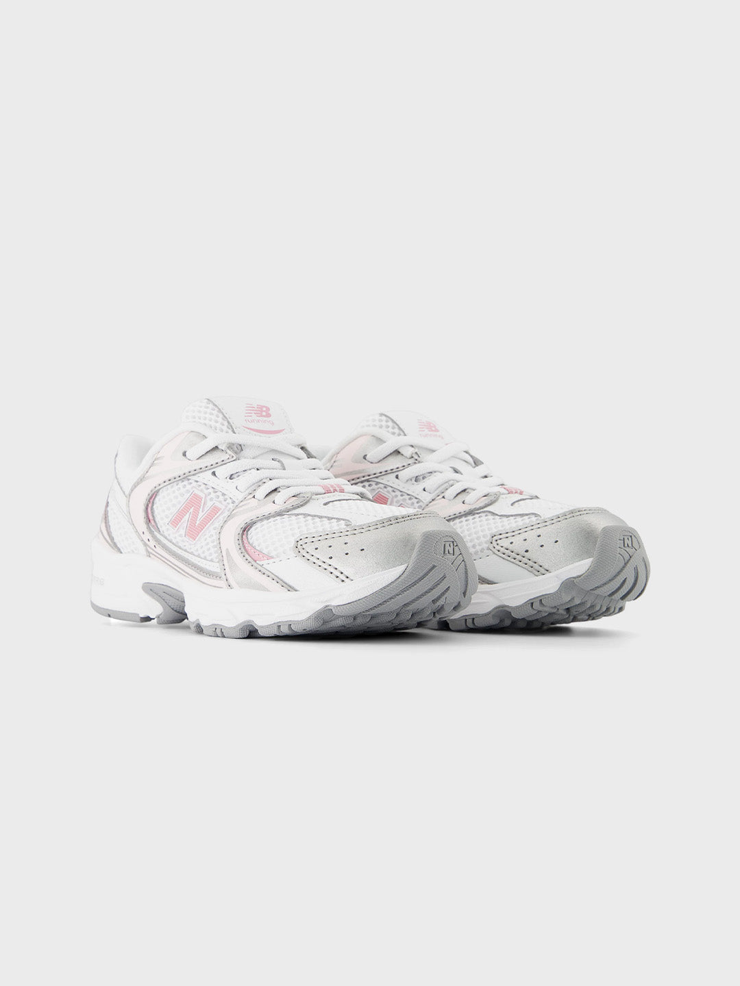 Schuin vooraanzicht van het paar New Balance 530 kinderschoenen