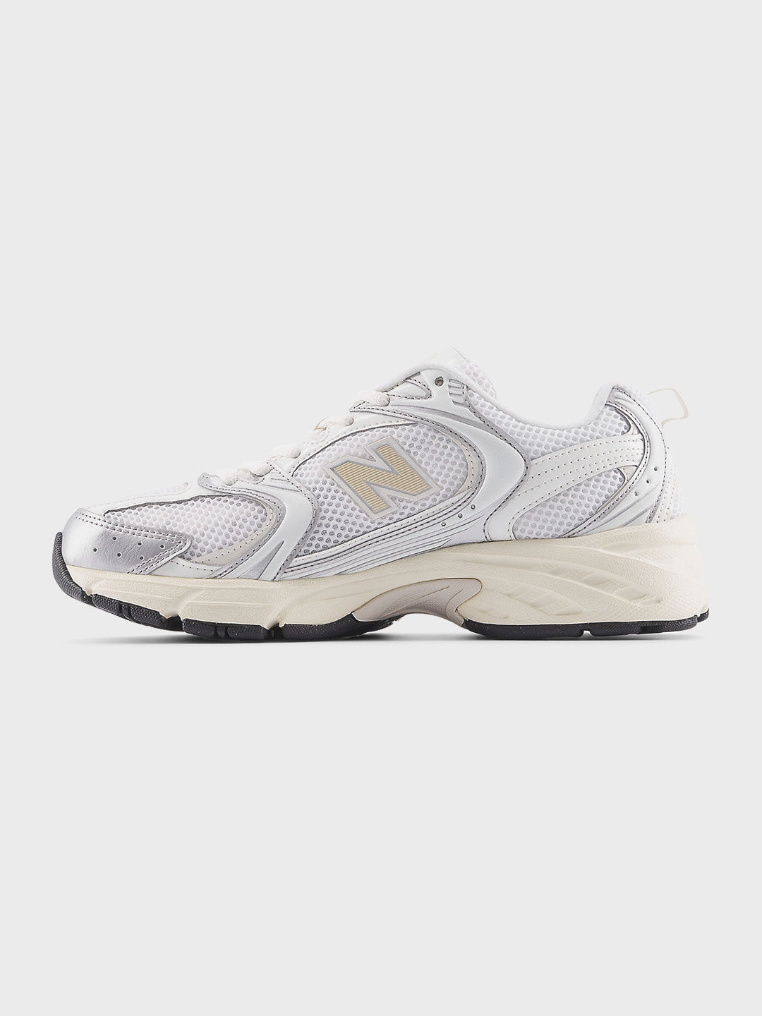 Binnenzijde van de NB 530 sneaker met zachte beige accenten