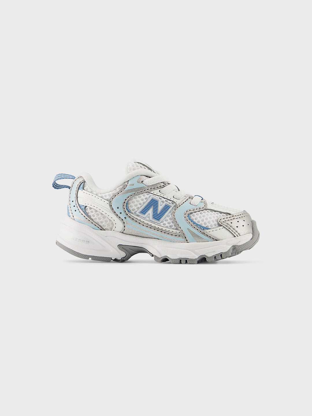 Zijaanzicht van de New Balance 530 kindersneaker in wit en lichtblauw