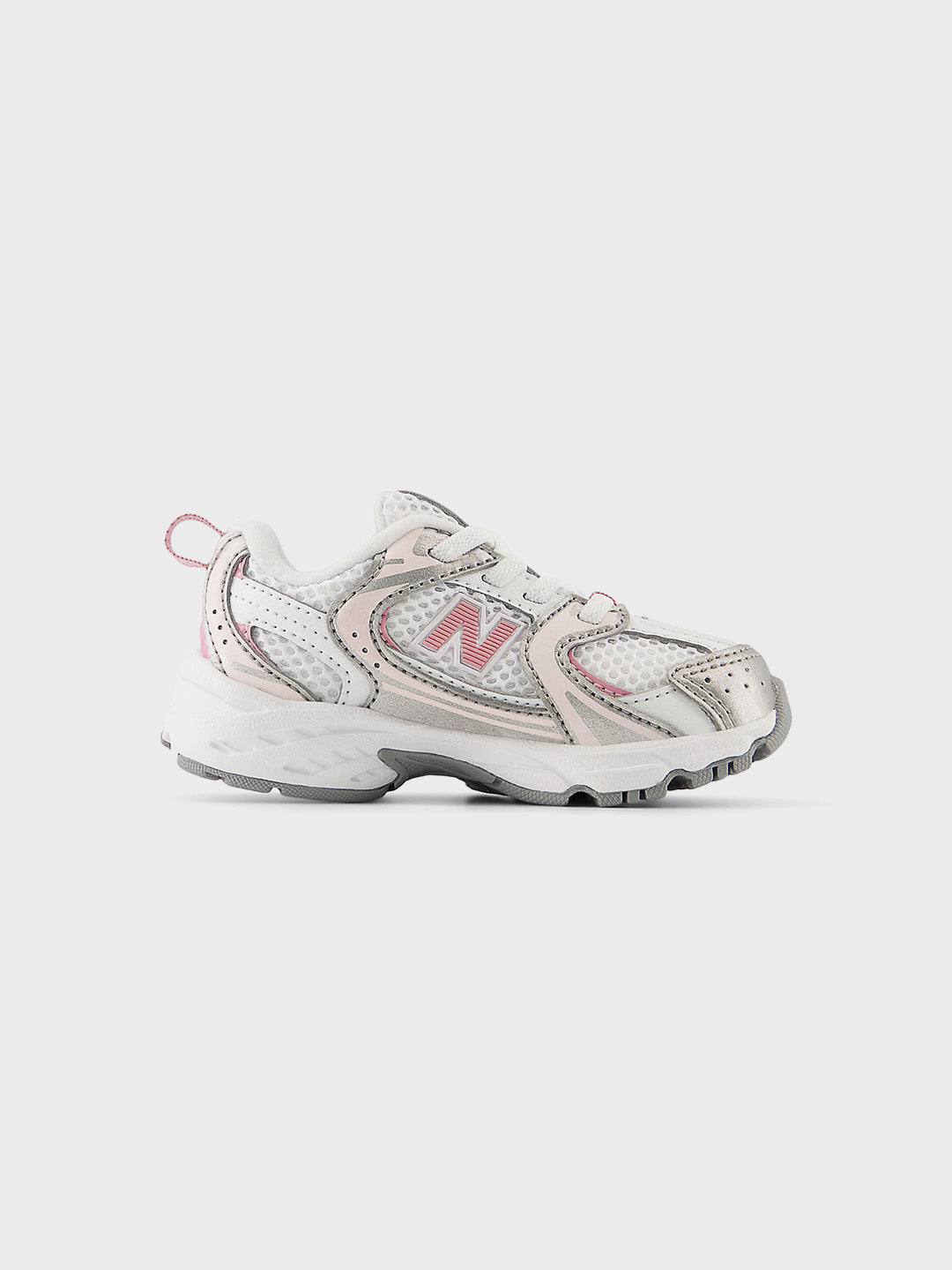 Zijaanzicht van de New Balance 530 kindersneaker in wit, roze en zilver