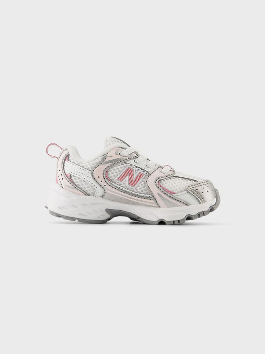 Zijaanzicht van de New Balance 530 kindersneaker in wit, roze en zilver