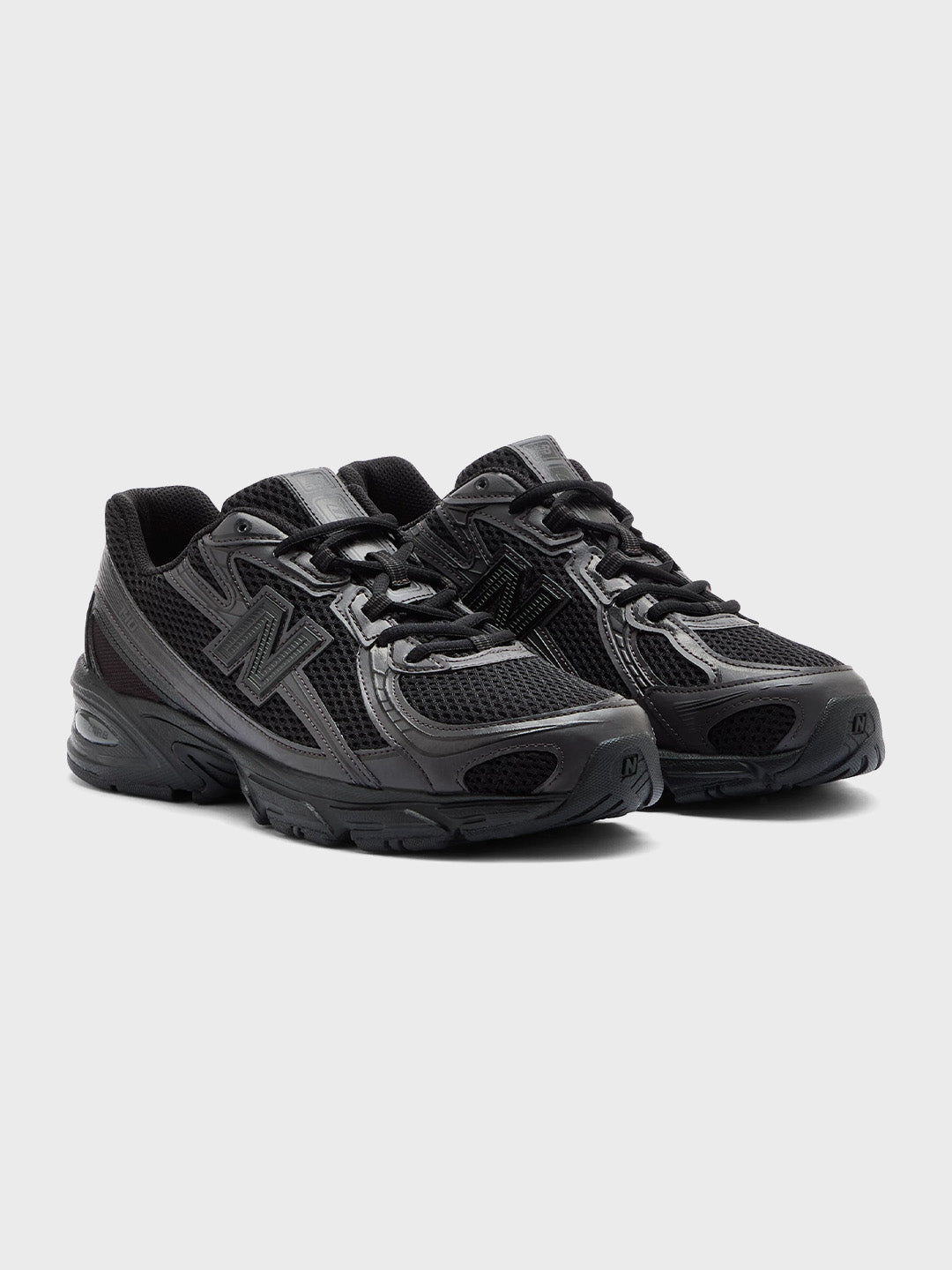 New Balance 740 in Black/Black Cement, schuin vooraanzicht