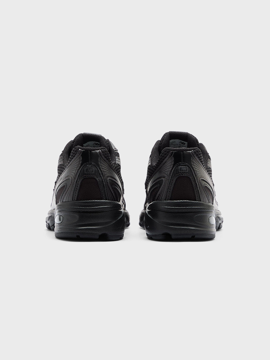 Achteraanzicht van de New Balance 740 Black/Black Cement