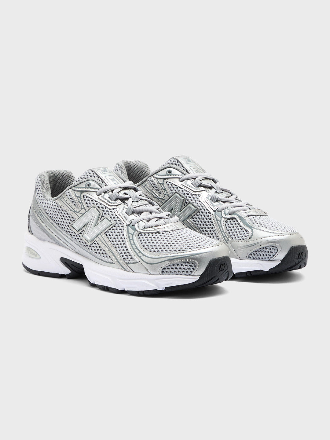 Schuin vooraanzicht van de New Balance 740 sneaker in grijs en zilver