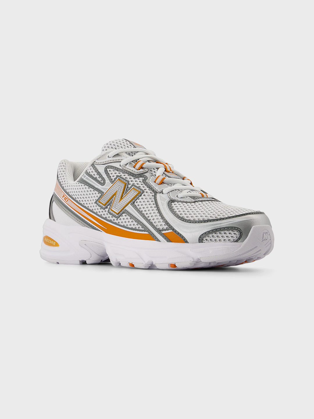 Schuin vooraanzicht van New Balance sneaker met witte basis en oranje accenten