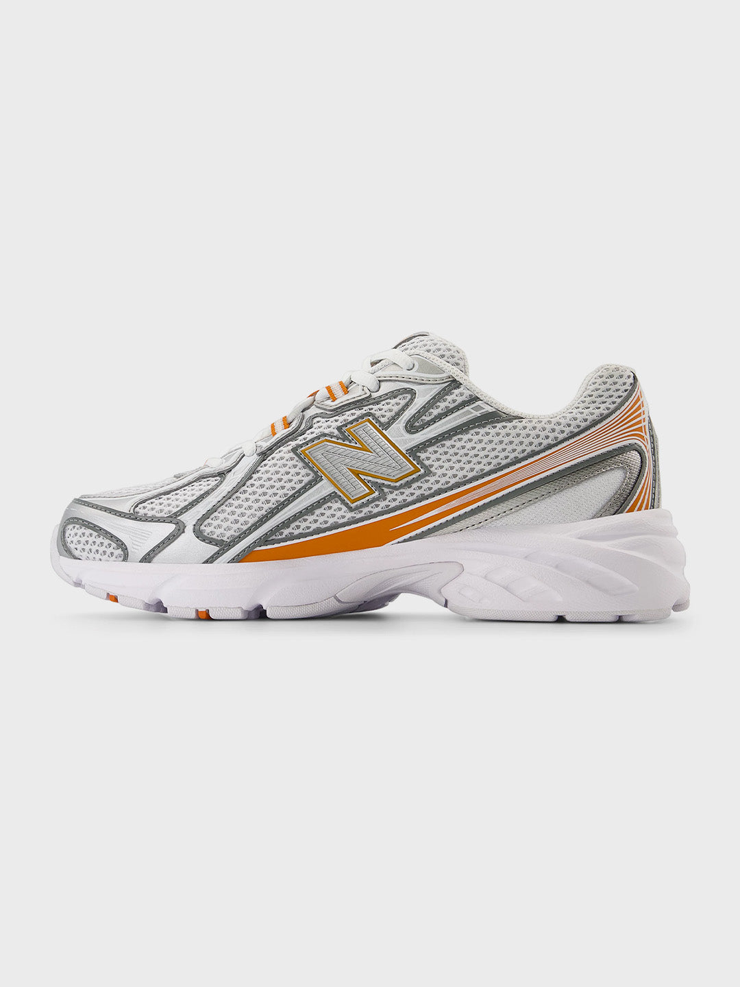 Binnenzijde van de sneaker met zilveren overlaydetails