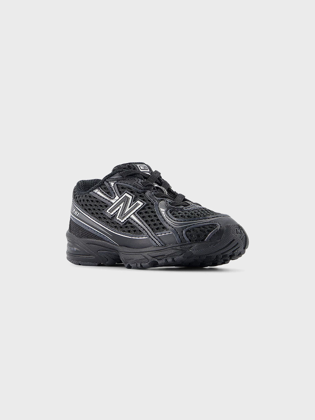 New Balance 740 (TD) kinderschoenen zwart zilver – schuin vooraanzicht
