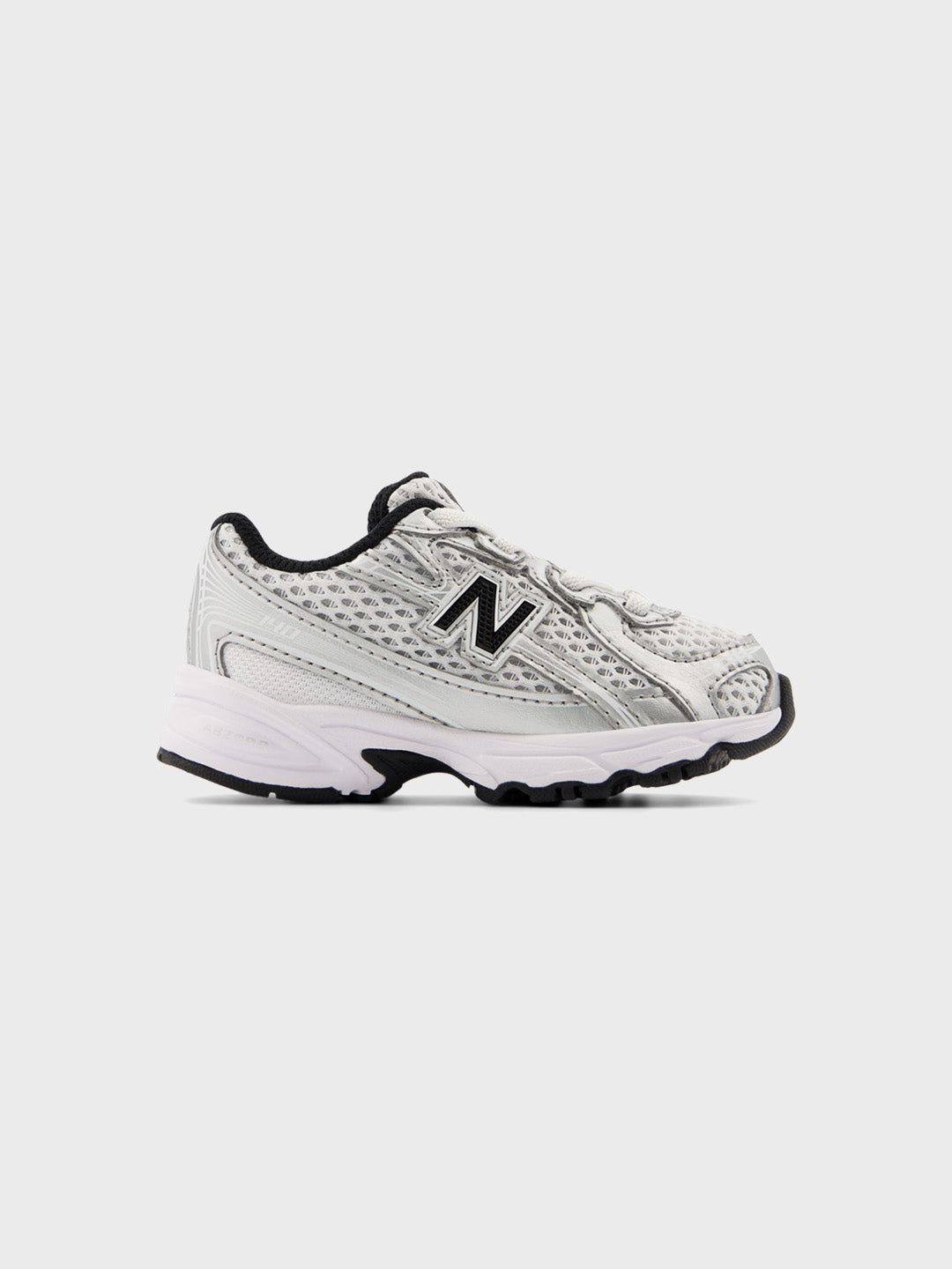 Zijaanzicht van de zilveren New Balance 740 kindersneakers